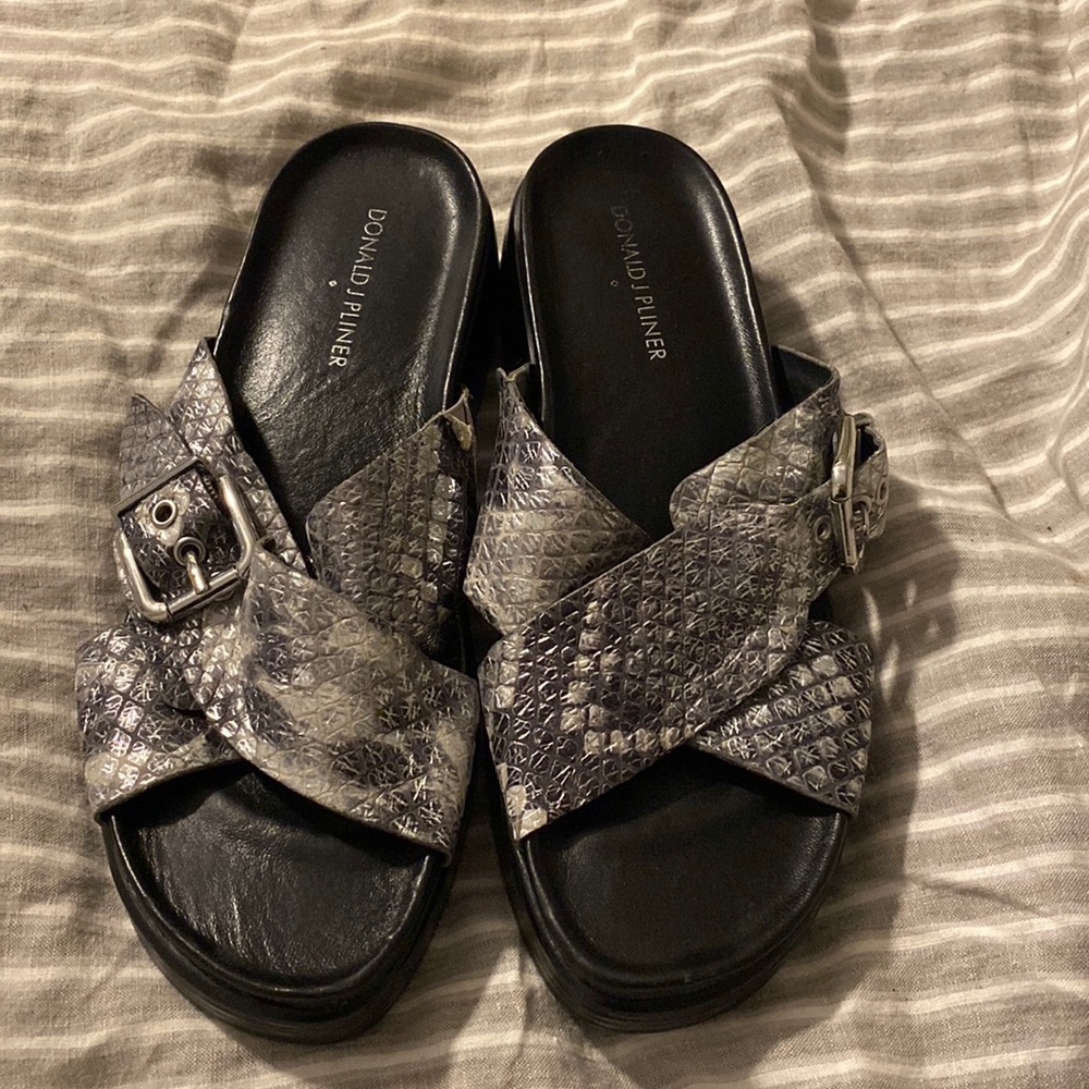 Donald J Pliner Farro Silver Sandal 7.5 ❤️❤️❤️
